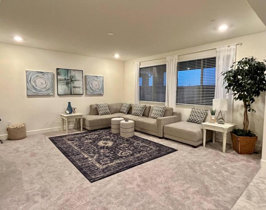Brand-New, Beautiful & Stylish Home In Sacramento! Exterior foto
