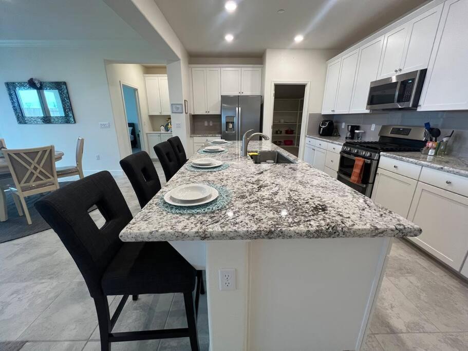 Brand-New, Beautiful & Stylish Home In Sacramento! Exterior foto
